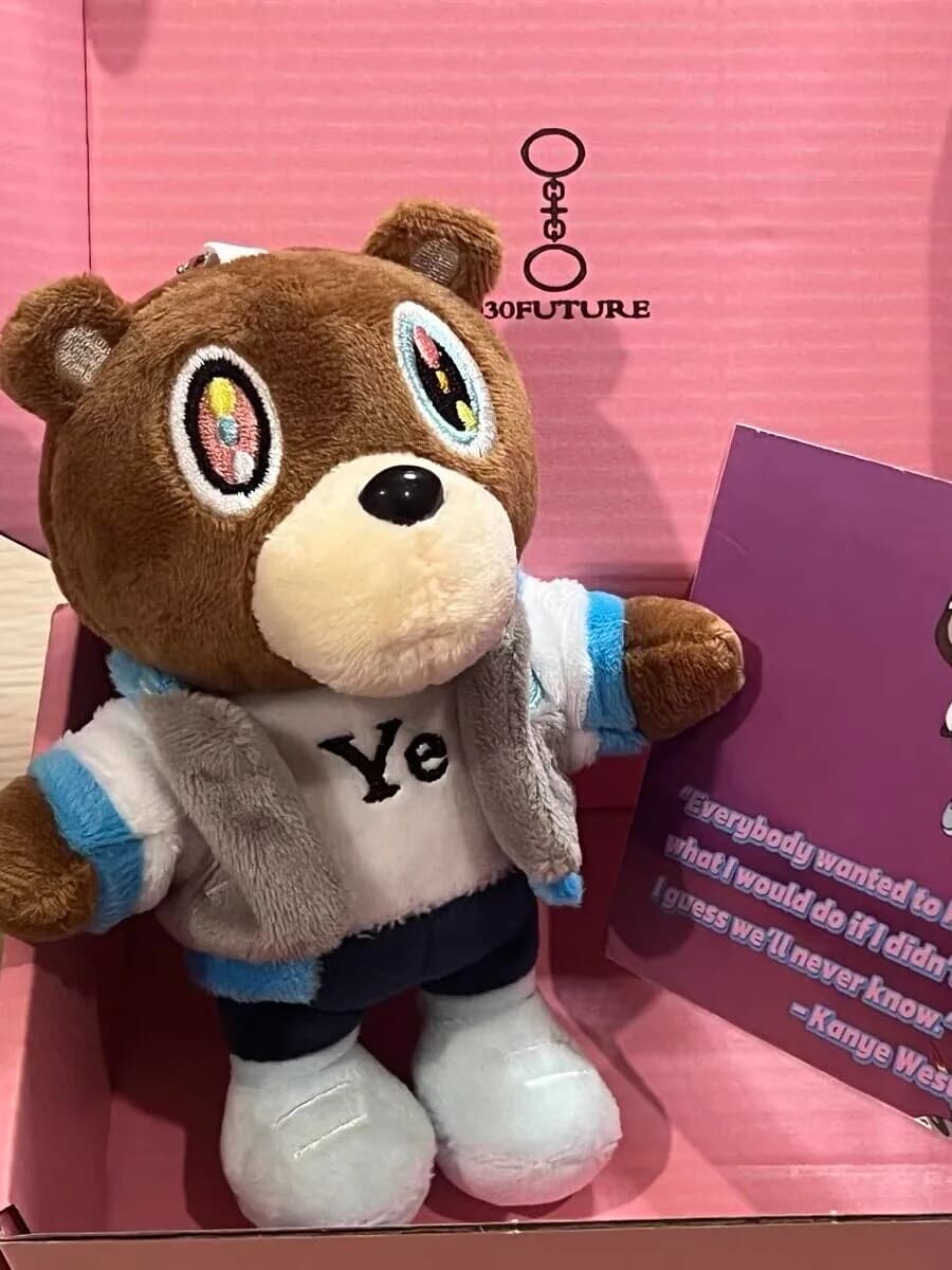 칸예 웨스트 그레듀에이션 베어 Ye 티셔츠 인형 키링 상세 1