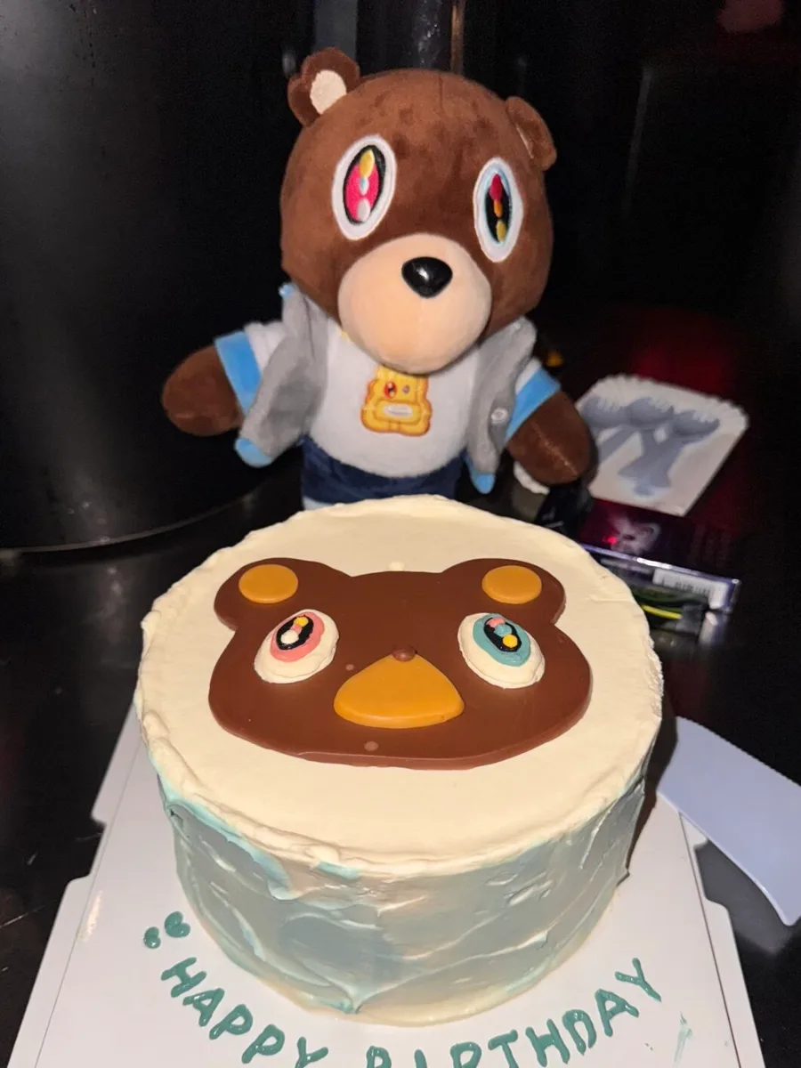 칸예 웨스트 그레듀에이션 드롭아웃 베어 인형 (26cm) 상세 2