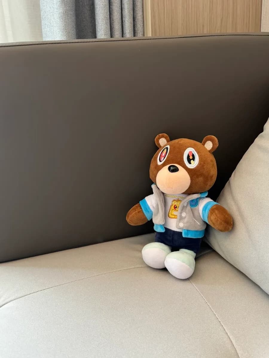 칸예 웨스트 그레듀에이션 드롭아웃 베어 인형 (26cm) 상세 1