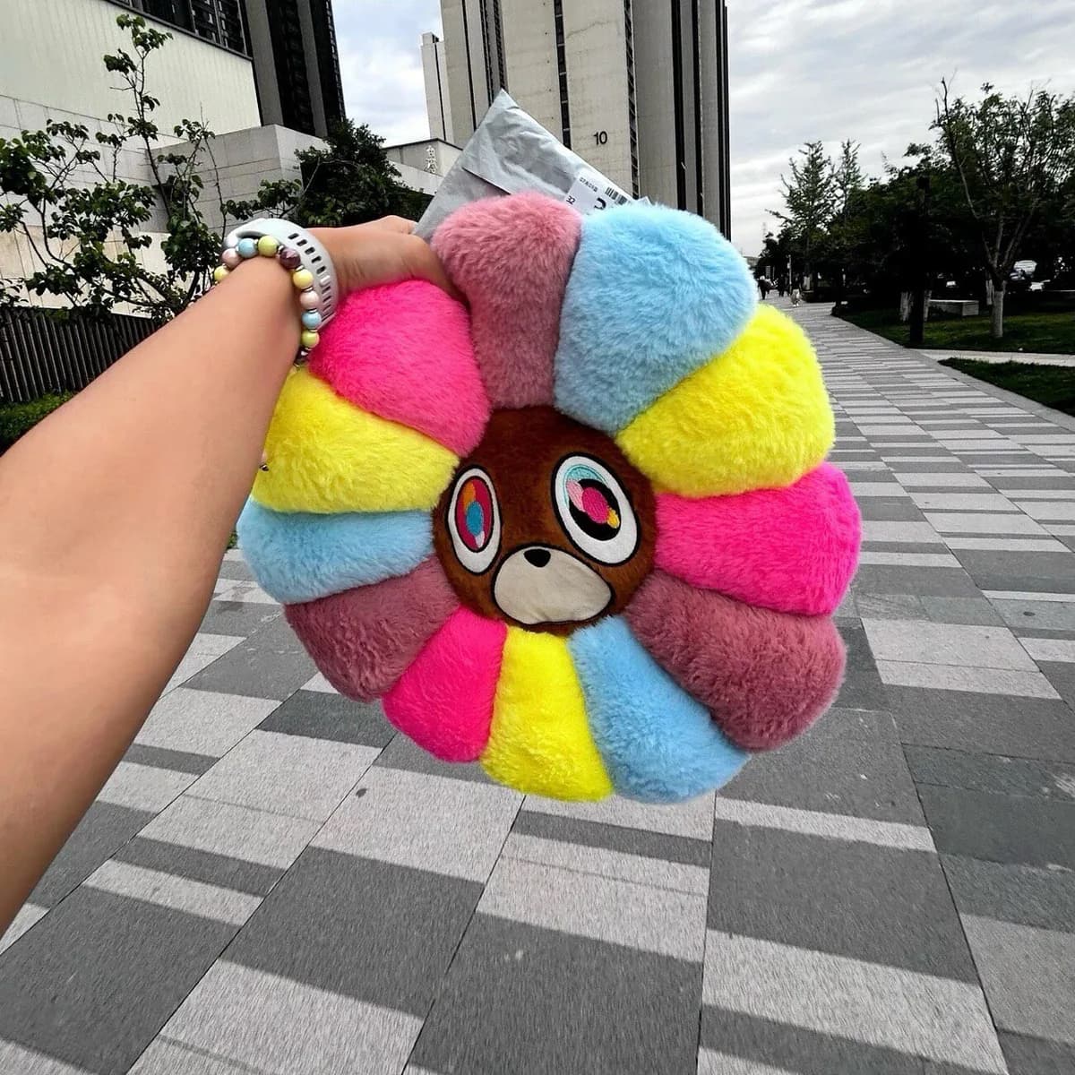 칸예 웨스트 드롭아웃 베어 플라워 쿠션 (40cm) 4