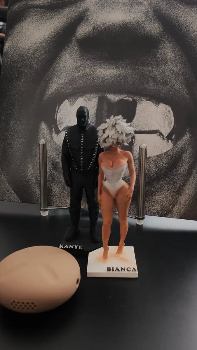 칸예 웨스트 · 비앙카 센소리 스탠딩 피규어 (15cm) 상세 1