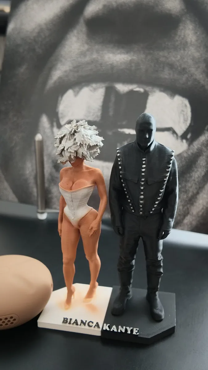 칸예 웨스트 · 비앙카 센소리 스탠딩 피규어 (15cm) 3