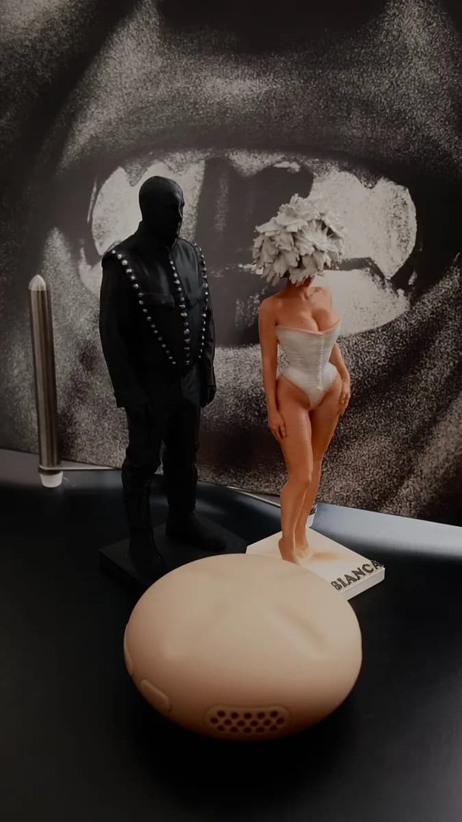 칸예 웨스트 · 비앙카 센소리 스탠딩 피규어 (15cm) 4