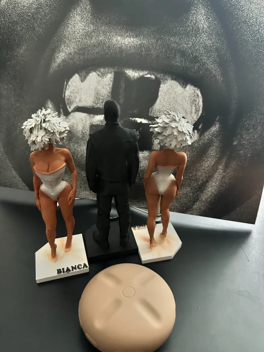 칸예 웨스트 · 비앙카 센소리 스탠딩 피규어 (15cm) 5