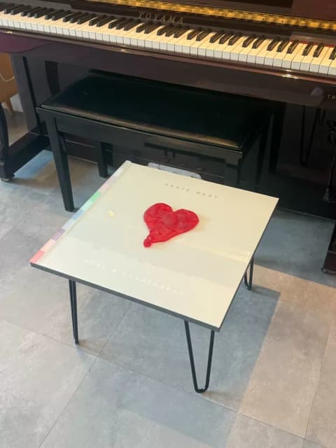 칸예 웨스트 808s & 하트브레이크 하트 앨범 테이블