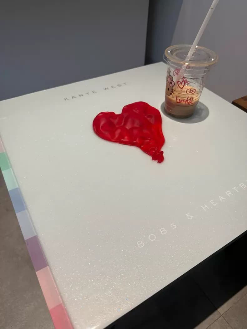 칸예 웨스트 808s & 하트브레이크 하트 앨범 테이블 6
