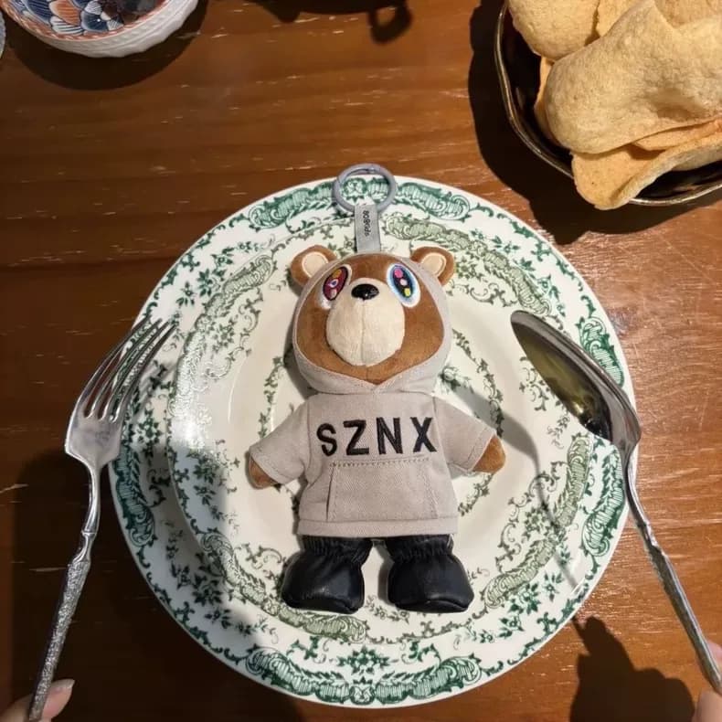 칸예 웨스트 상하이 공연 SZNX 후디 드롭아웃 베어 키링 상세 2